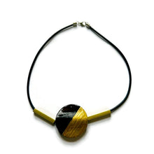Collier minimaliste moderne avec perle en argile et barrettes en laiton.