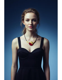 Collier maximaliste moderne avec perles d'argile et barres en laiton