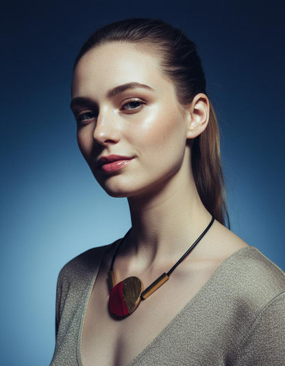 Collier maximaliste moderne avec perles d'argile et barres en laiton