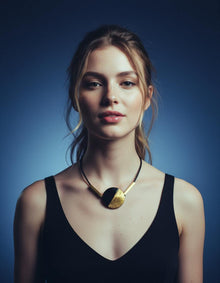 Collier minimaliste moderne avec perle en argile et barrettes en laiton.