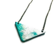 Collier Triangle moderne en Bleu Turquoise Glacé et Argent Givré