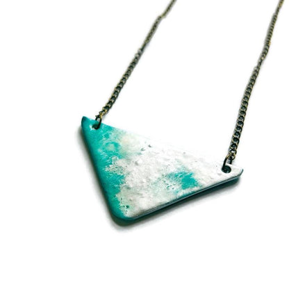 Collier Triangle moderne en Bleu Turquoise Glacé et Argent Givré