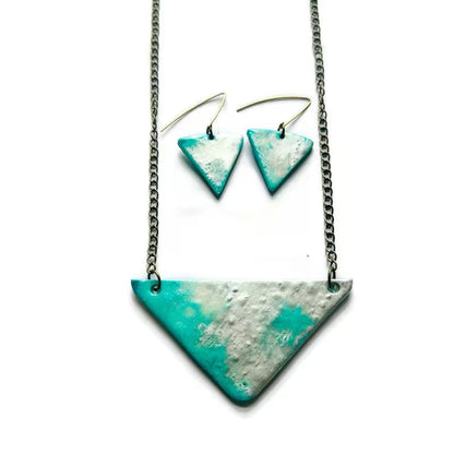Collier Triangle moderne en Bleu Turquoise Glacé et Argent Givré
