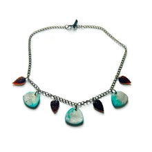 Collier de perles minimaliste bleu glacier et argent avec feuilles de verre marron