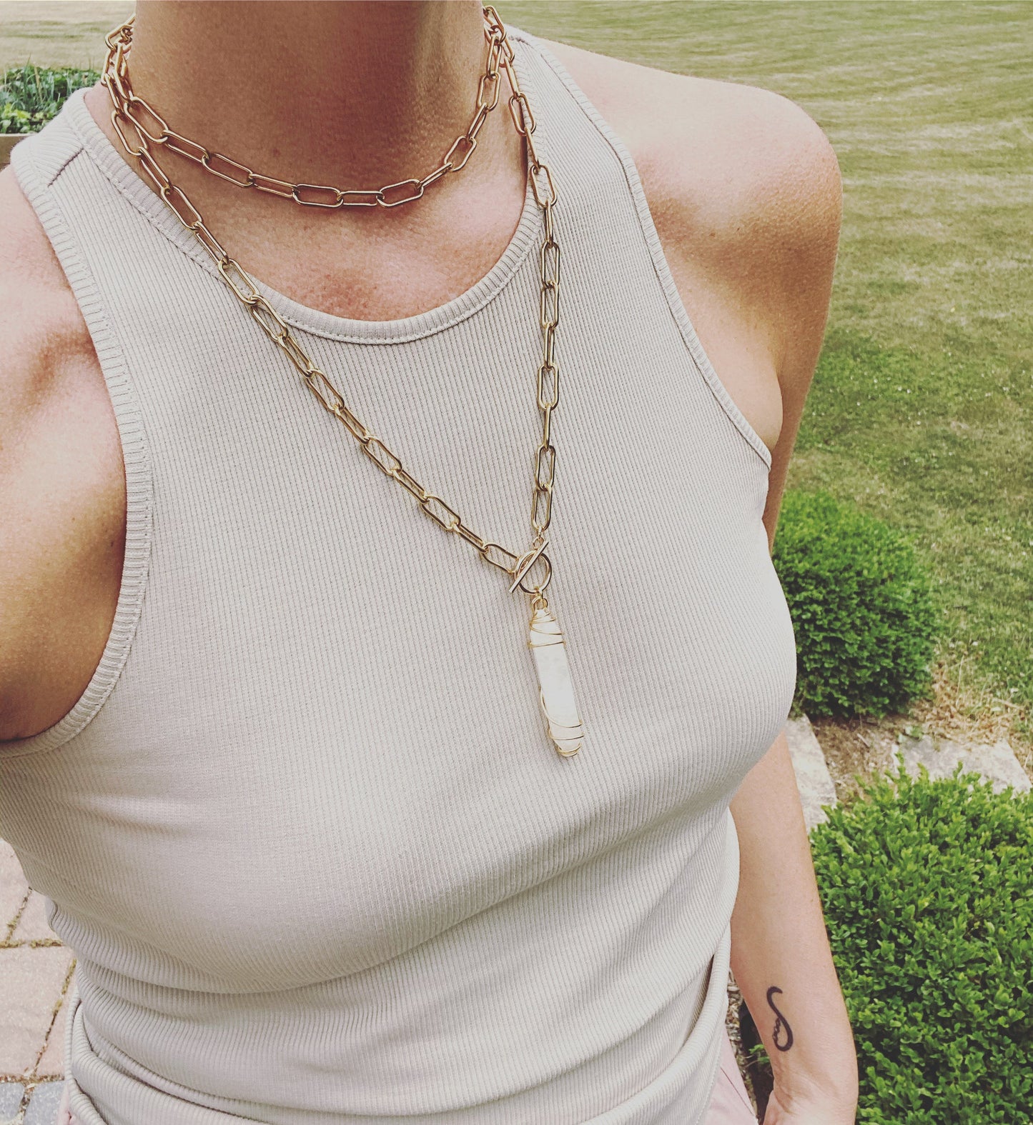 Collier double tour en quartz clair et trombones, doré
