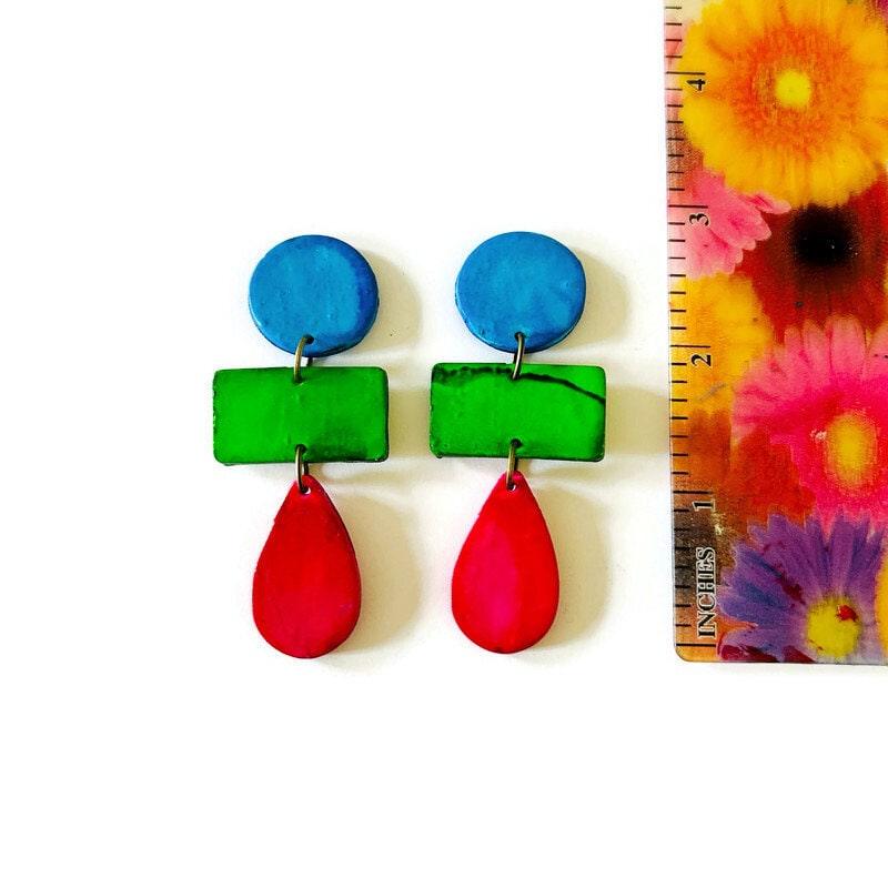 Boucles d'oreilles pendantes longues et colorées pour l'été