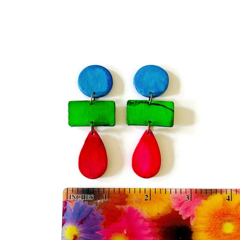 Boucles d'oreilles pendantes longues et colorées pour l'été
