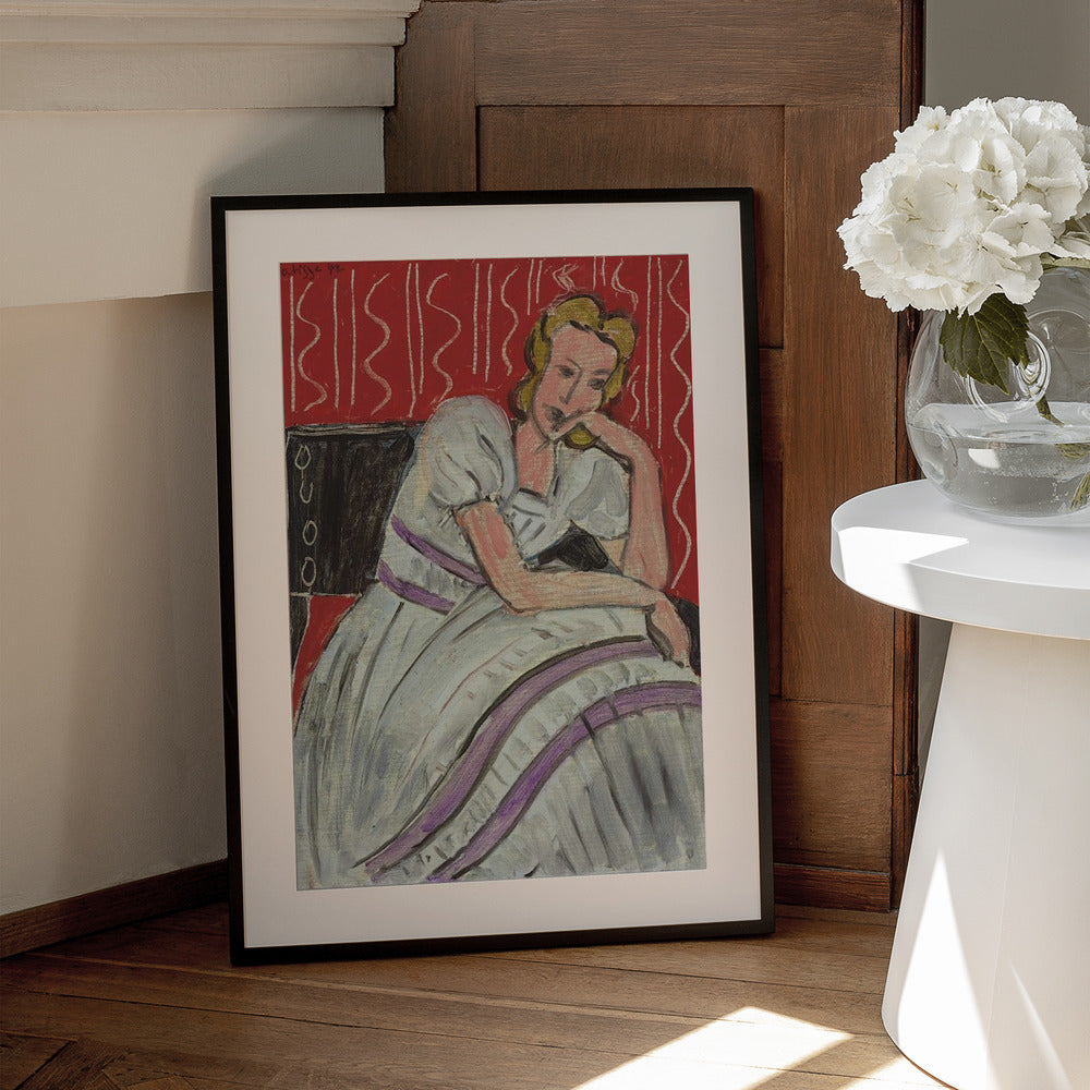 Tableau mural Jeune femme assise en robe grise