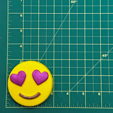 Mini emoji yeux en cœur