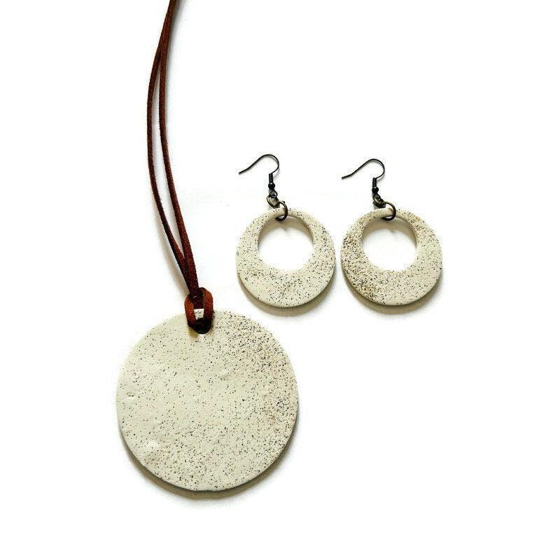 Collier avec pendentif disque en argile blanche fait main