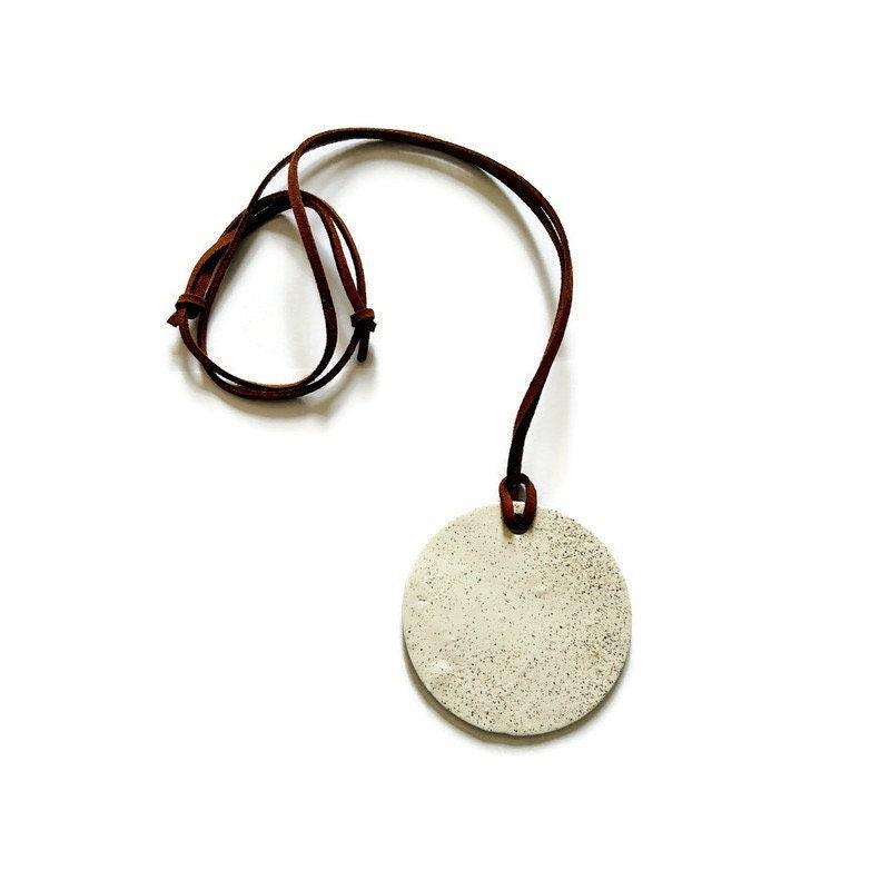 Boucles d'oreilles pendantes artisanales en argile et sable de plage