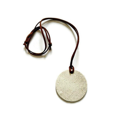 Boucles d'oreilles pendantes artisanales en argile et sable de plage