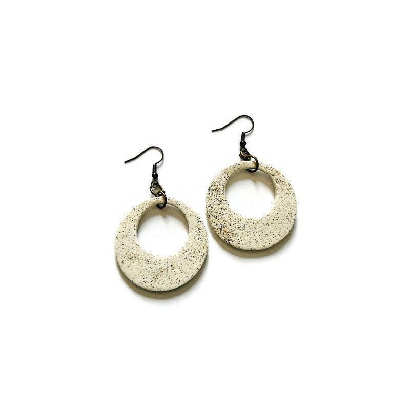 Boucles d'oreilles pendantes artisanales en argile et sable de plage