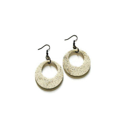 Boucles d'oreilles pendantes artisanales en argile et sable de plage