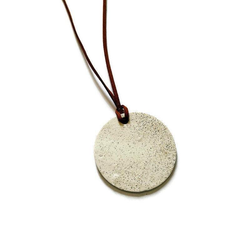 Parure de bijoux minimaliste en argile avec une esthétique de plage