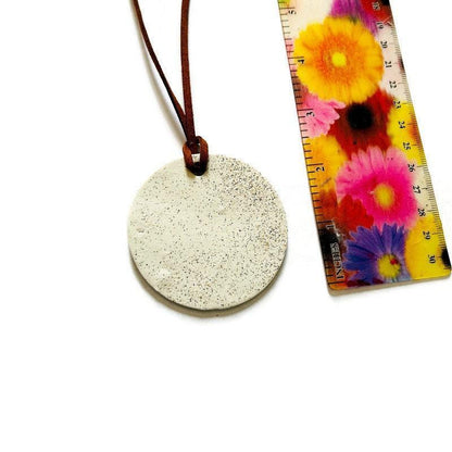 Boucles d'oreilles pendantes artisanales en argile et sable de plage