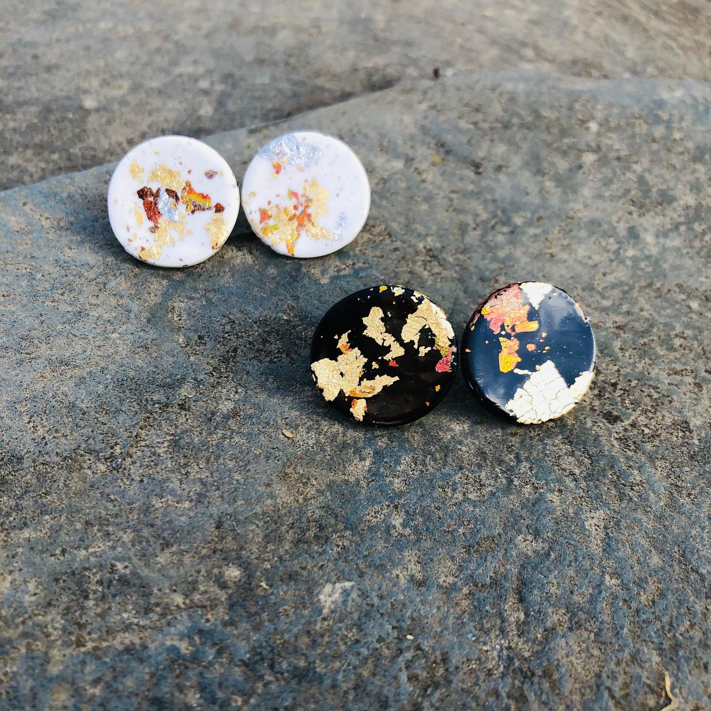 Lot de 2 paires de boucles d'oreilles clous en pâte polymère, feuille métallique mixte