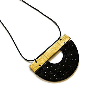 Collier demi-lune moderne noir et or