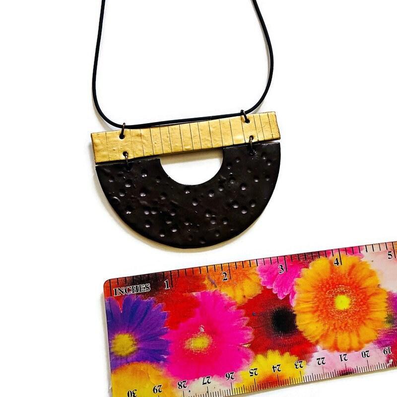 Collier demi-lune moderne noir et or