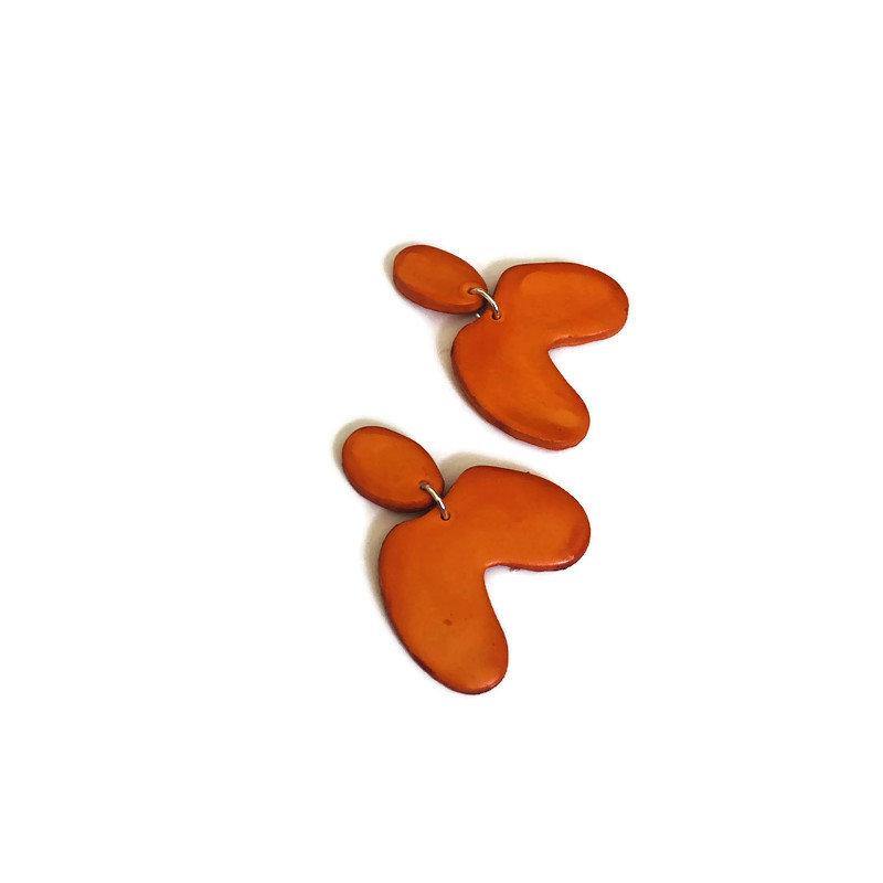 Boucles d'oreilles asymétriques rouges, avec arche, pour oreilles percées ou non percées – « Kate »