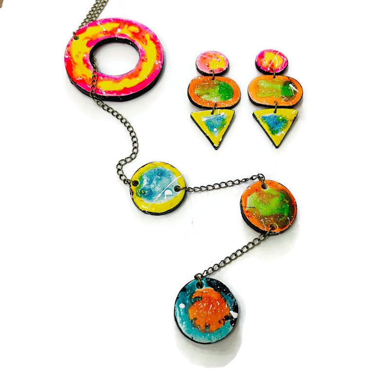Boucles d'oreilles clips audacieuses au motif abstrait multicolore