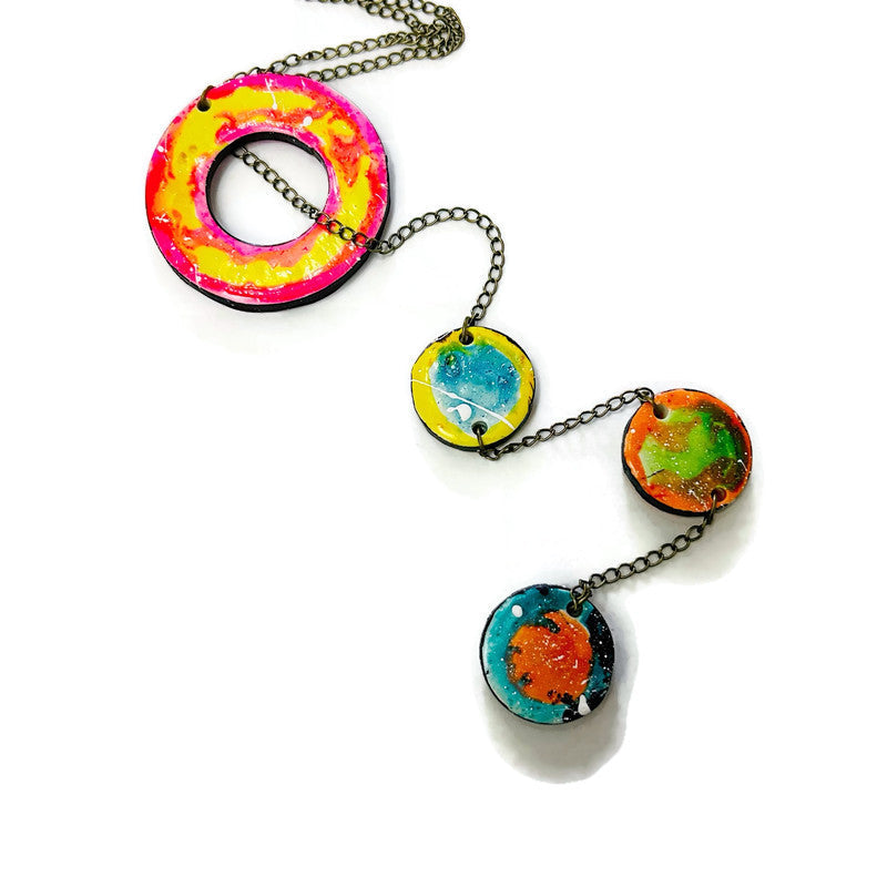 Boucles d'oreilles clips audacieuses au motif abstrait multicolore