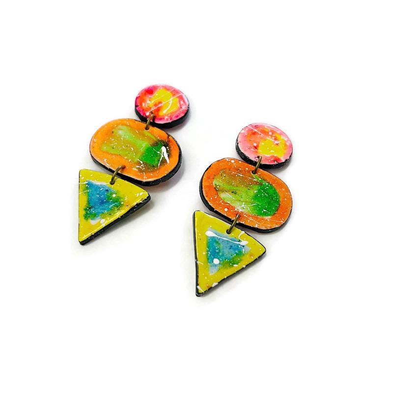 Boucles d'oreilles clips audacieuses au motif abstrait multicolore