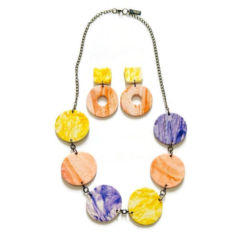 Collier plastron à perles pastel avec disques ronds