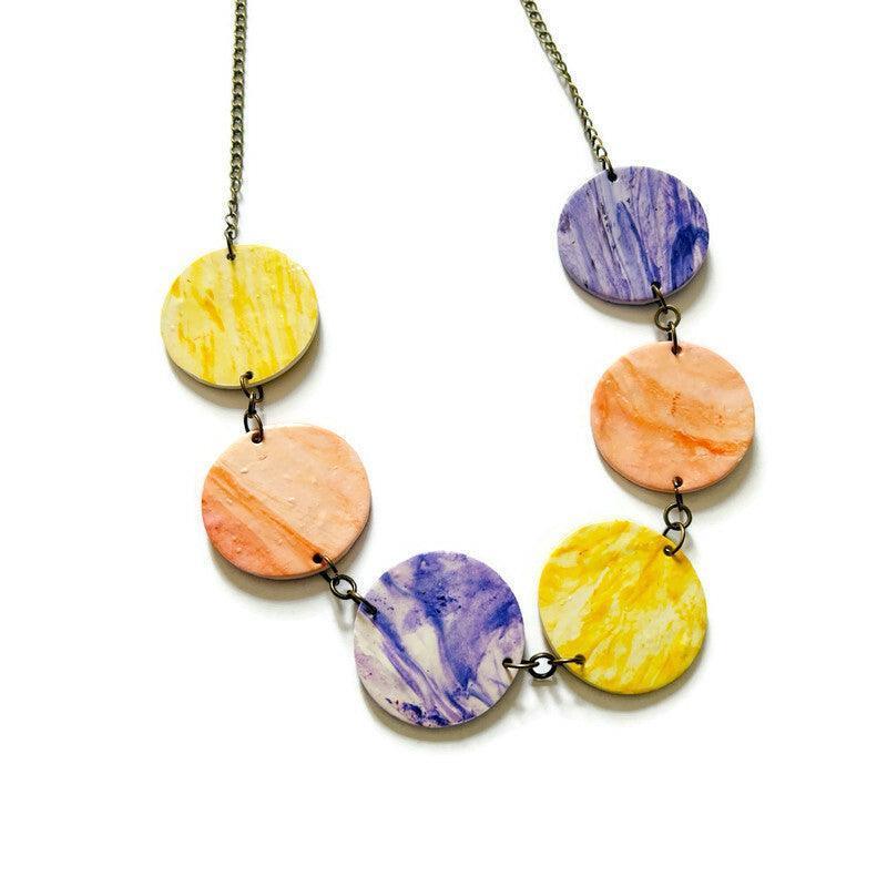 Collier plastron à perles pastel avec disques ronds