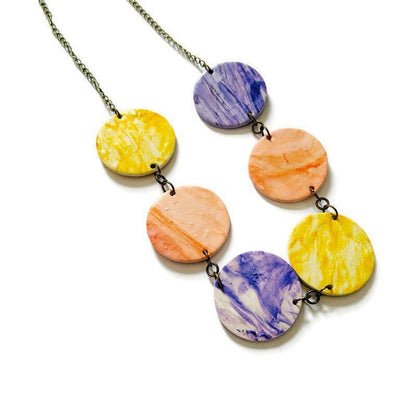 Boucles d'oreilles pendantes pastel faites à la main en pâte polymère et marbrées à l'encre à alcool