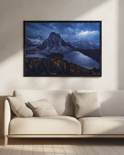 Décor mural Mont Assiniboine : Au Cœur d'une Tempête de Neige