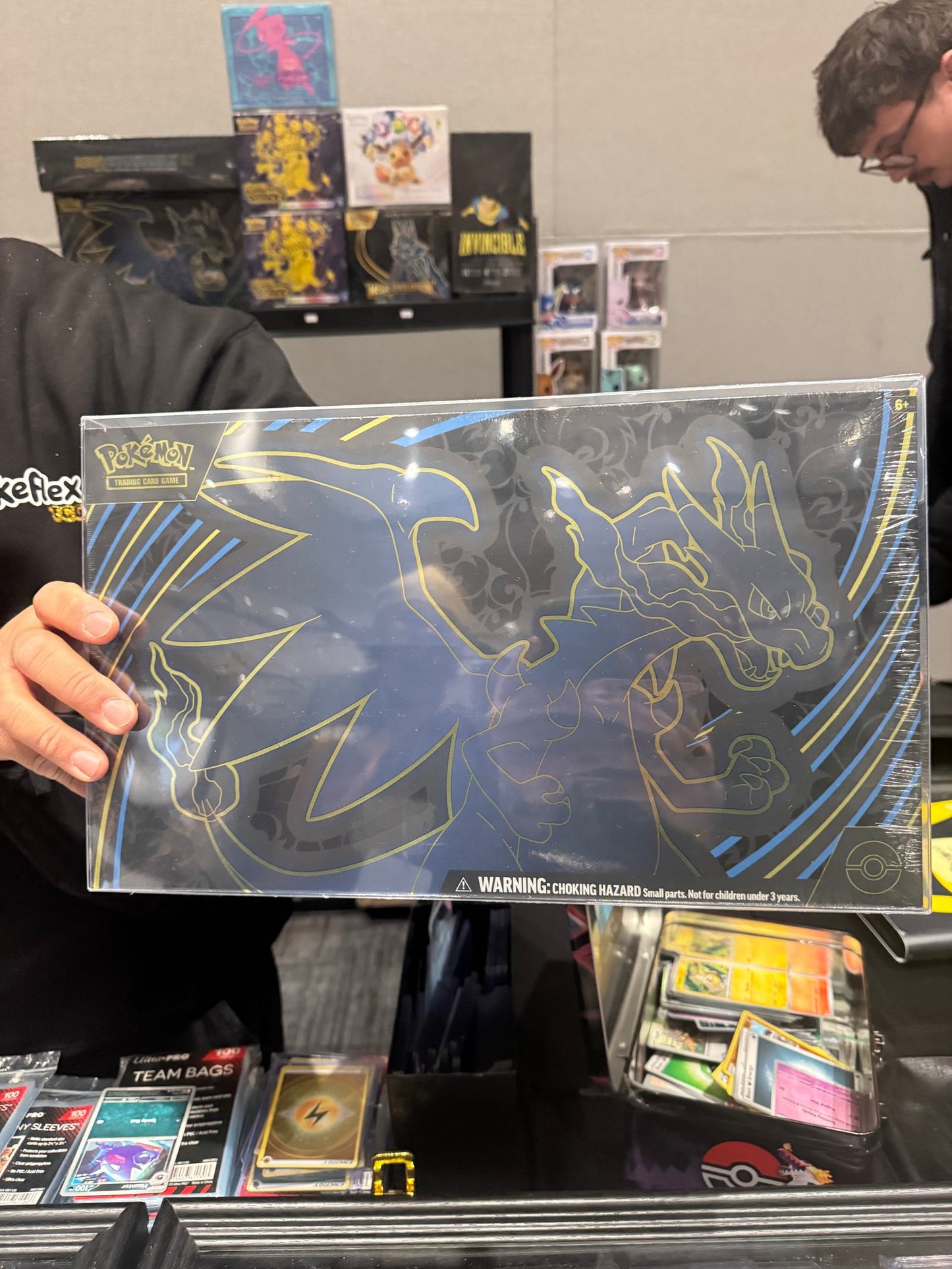 Protection pour Coffrets Dresseur d'élite Pokémon 151 et Méga Dracaufeu EX – Convient au nouveau Coffret Tapis de Jeu Dracaufeu Premium (Lot de 2)