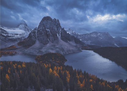 Décor mural Mont Assiniboine : Au Cœur d'une Tempête de Neige