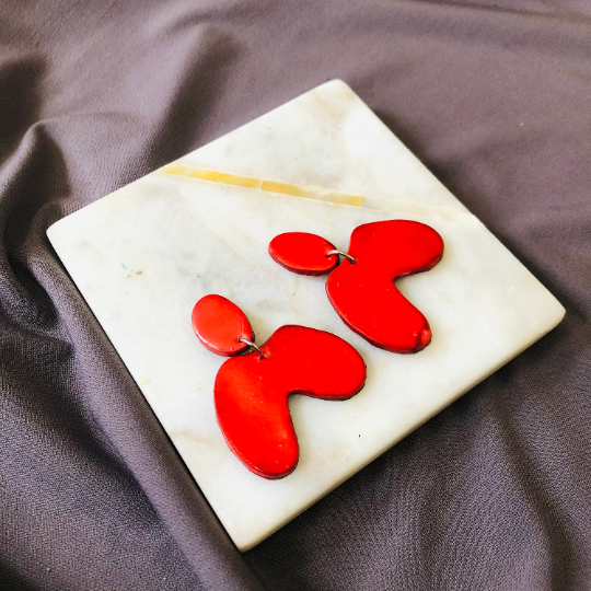 Boucles d'oreilles asymétriques rouges, avec arche, pour oreilles percées ou non percées – « Kate »