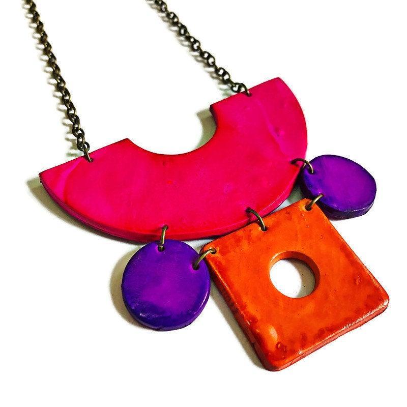 Collier plastron rétro | Collier plastron géométrique en rose fluo, violet et orange