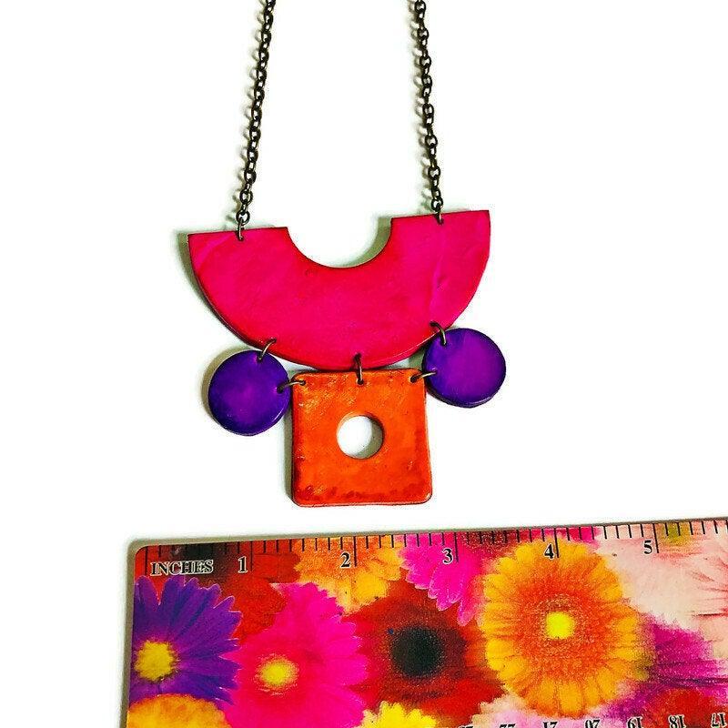 Parure de bijoux géométriques en rose vif, violet et orange