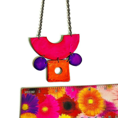Parure de bijoux géométriques en rose vif, violet et orange