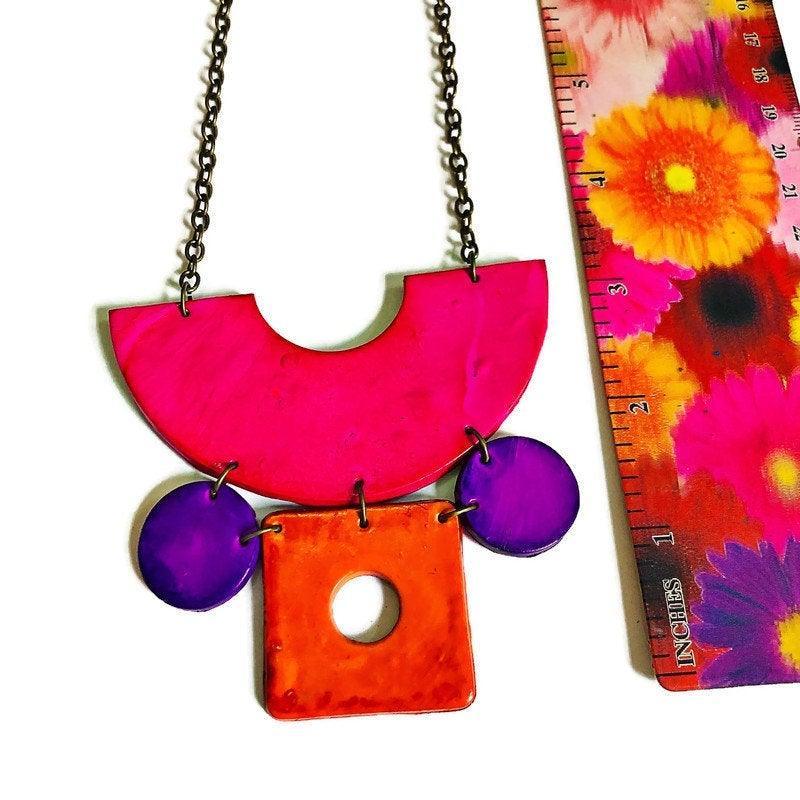Collier plastron rétro | Collier plastron géométrique en rose fluo, violet et orange