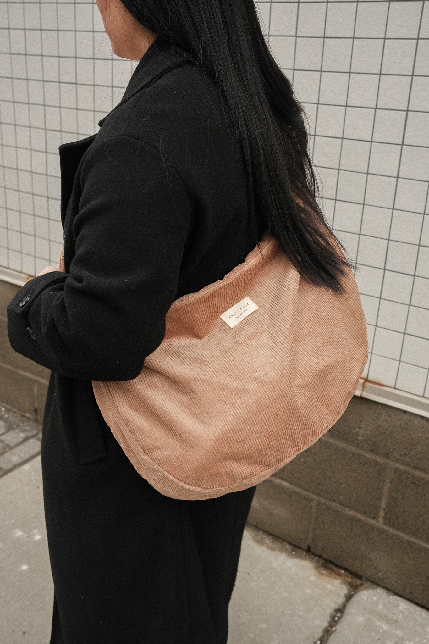 Sac croissant en velours côtelé | Bandoulière réglable