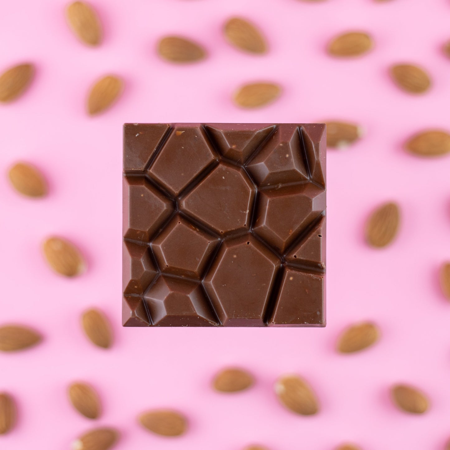 Tablette de chocolat au lait aux amandes salées