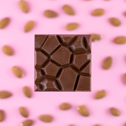 Tablette de chocolat au lait aux amandes salées