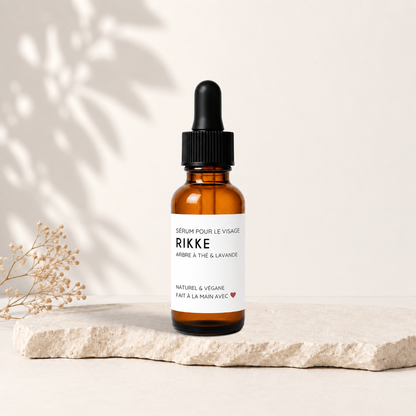 Sérum pour le visage et massage Gua Sha RIKKE arbre à thé & lavande