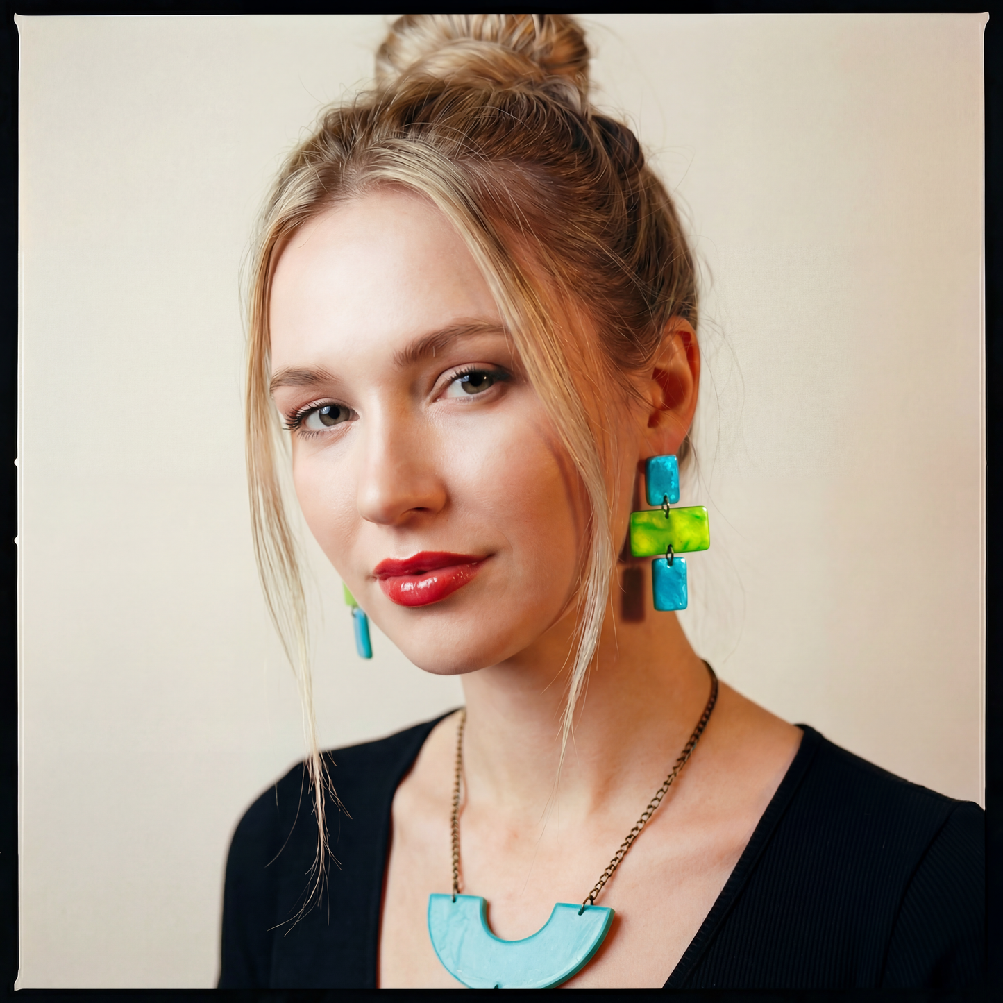 Collier plastron géométrique épais, boucles d'oreilles clous ou à clips – Fait main