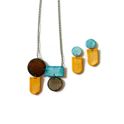Parure de bijoux géométriques uniques bleu layette, pêche, marron et gris