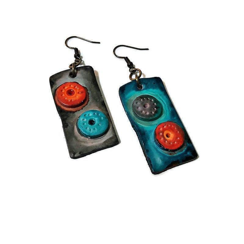 Boucles d'oreilles dépareillées originales, boucles d'oreilles pendantes peintes à la main décalées
