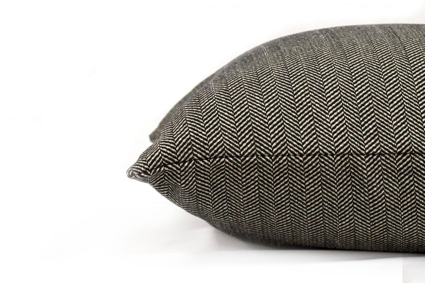 Housse de coussin à chevrons noire