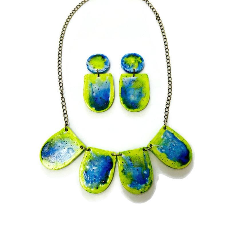 Parure de bijoux aquarelle avec collier plastron et boucles d'oreilles faits à la main