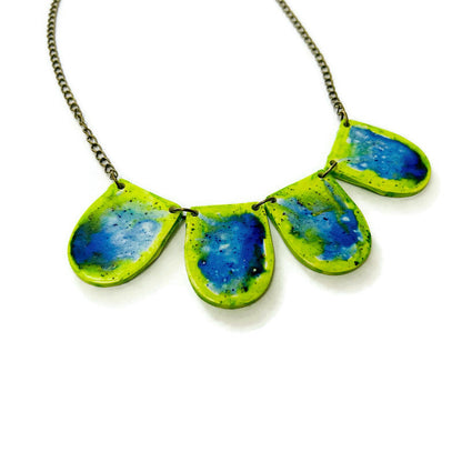 Parure de bijoux aquarelle avec collier plastron et boucles d'oreilles faits à la main
