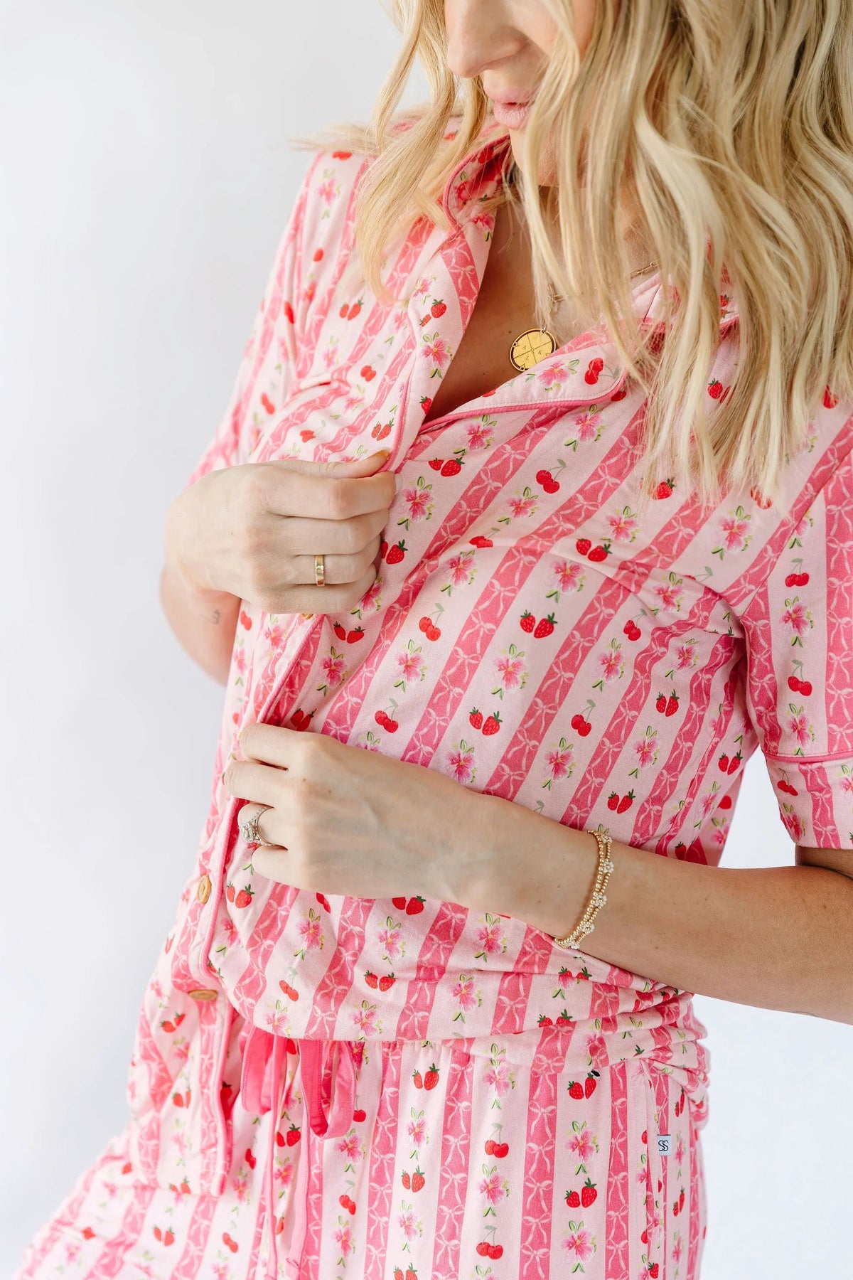 Haut de pyjama adulte à manches courtes et boutonnage en coton avec motifs fraises roses et cerises