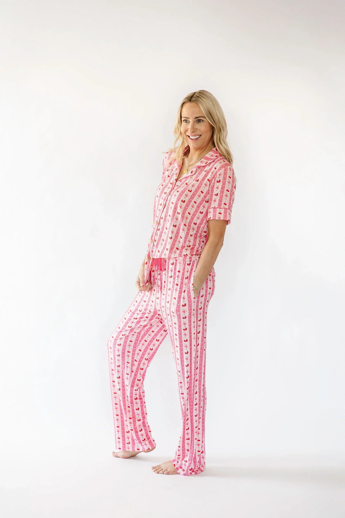 Haut de pyjama adulte à manches courtes et boutonnage en coton avec motifs fraises roses et cerises